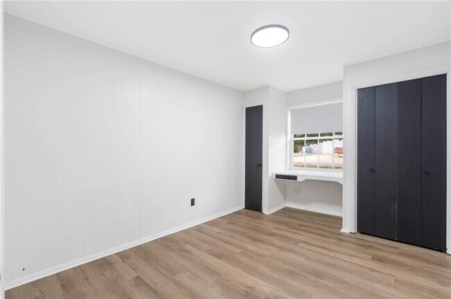 Building Photo - 701 NW Ford Ln