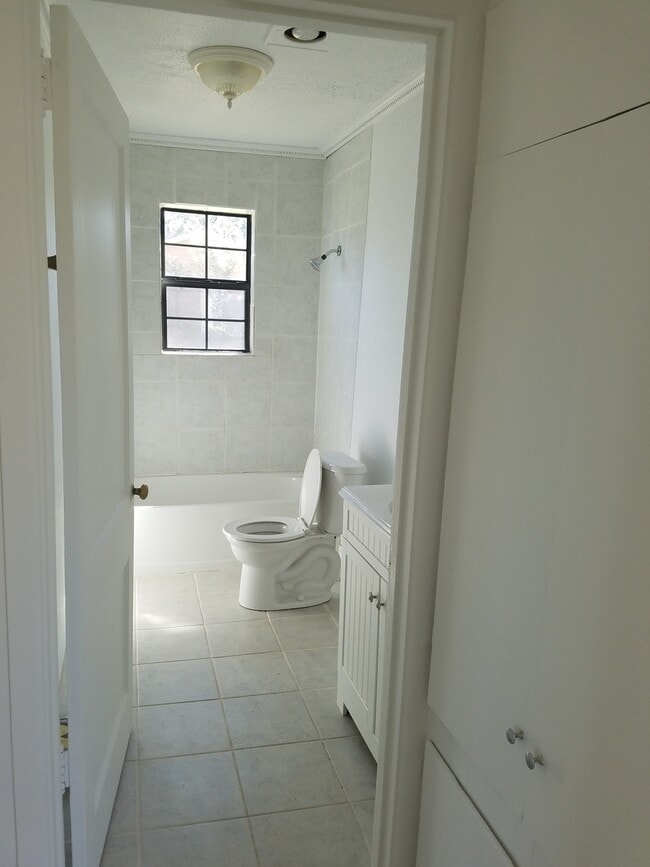 Building Photo - HOME LOCATED NEAR COLLEGE