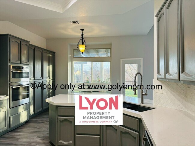 Building Photo - Beautiful Folsom Gem with backyard facing ...