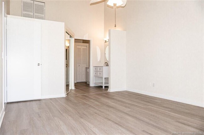 Building Photo - 1585 NE Beacon Dr
