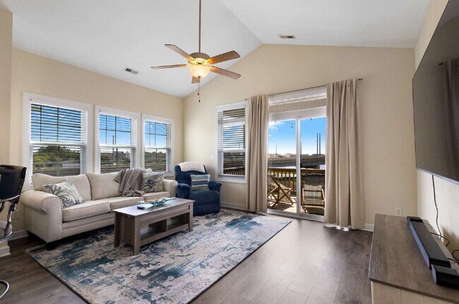 Building Photo - Coastal Comfort Awaits: Spacious 3-Bed, 3-Bath Townhouse in Surf City!
