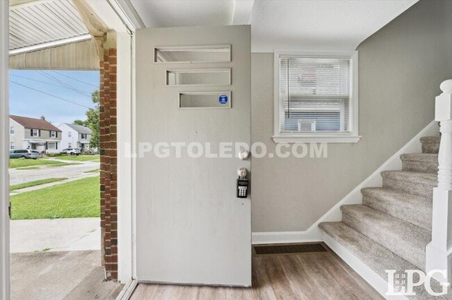 Building Photo - 928 W Gramercy Ave