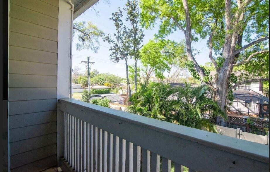 Building Photo - 3023 W Bay Villa Ave