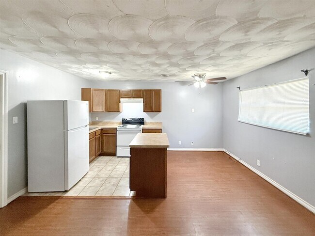 Building Photo - 211 Skyway Dr