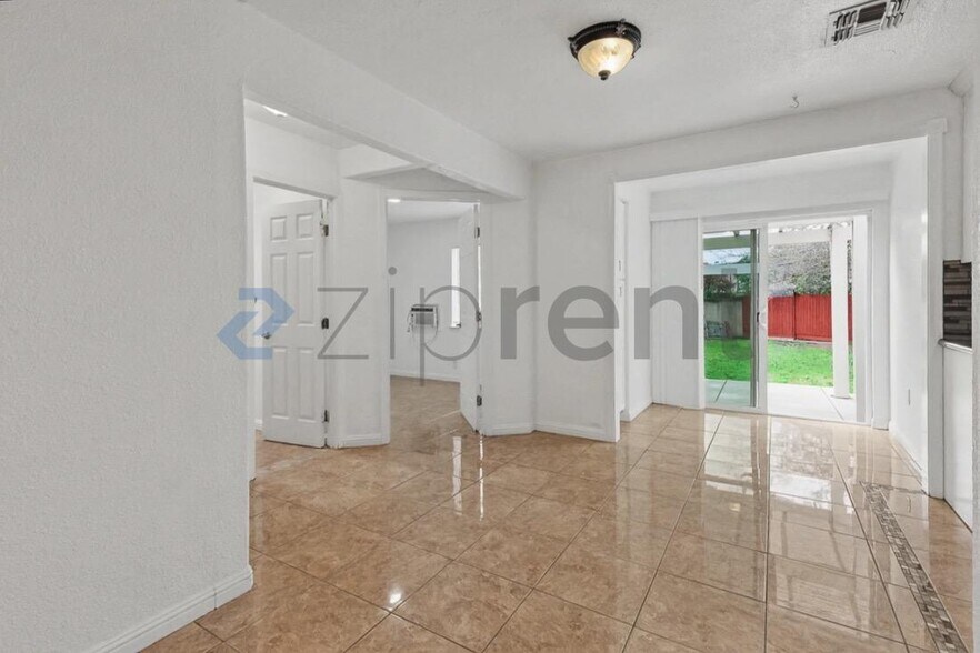 Building Photo - 1653 Robin Hood Ct