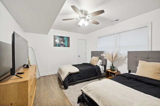 Building Photo - 5565 W Gladys Ave