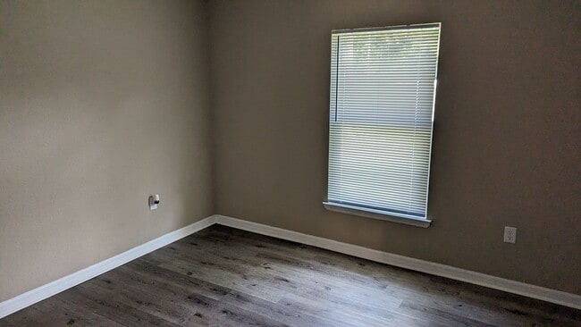 Building Photo - 4 Bedroom 2 Bath in Summerfield Florida