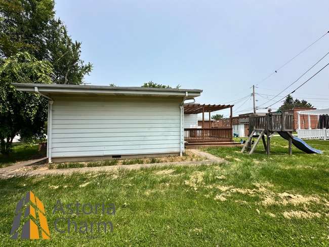 Building Photo - Spacious 4 Bedroom + Den Home with Private...