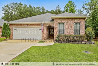 Building Photo - Cute, Comfortable and Convenient!