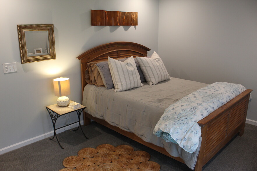 1st floor Guest room - Queen - 324 Sanderling Ln