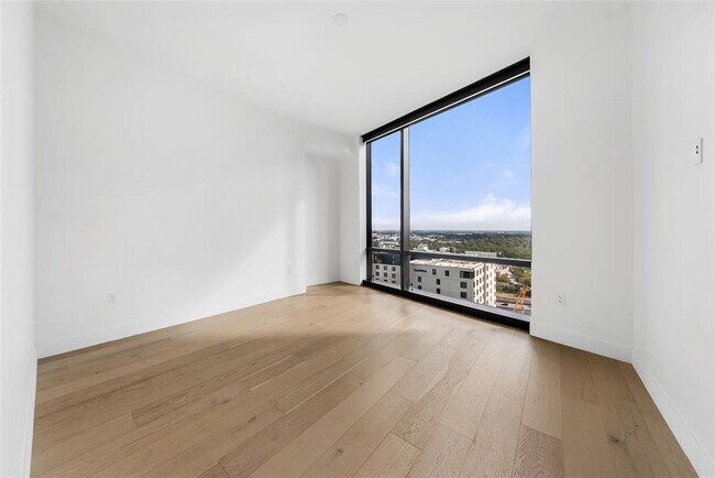 Building Photo - 70 Rainey St