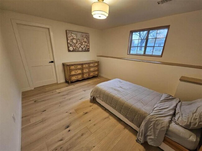 Building Photo - 10709 W River Rd