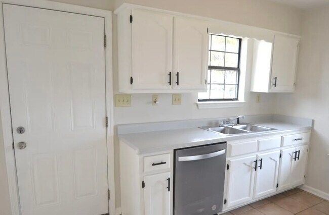 Building Photo - 10087 Hyman Dr