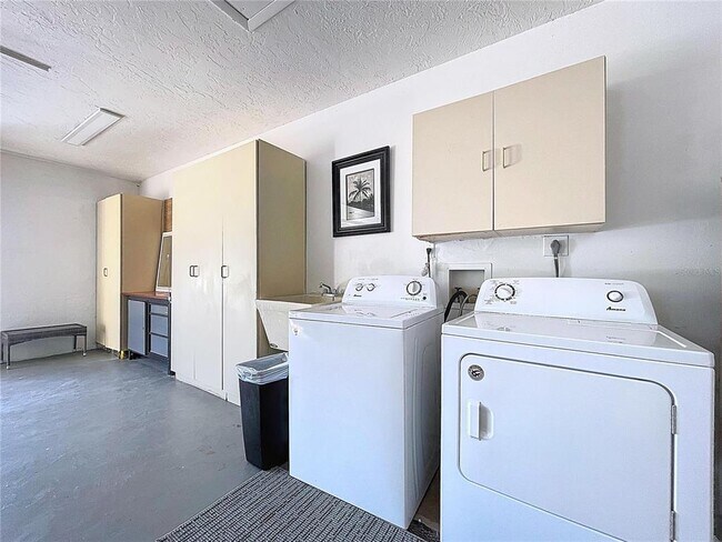 Building Photo - 4646 La Jolla Dr