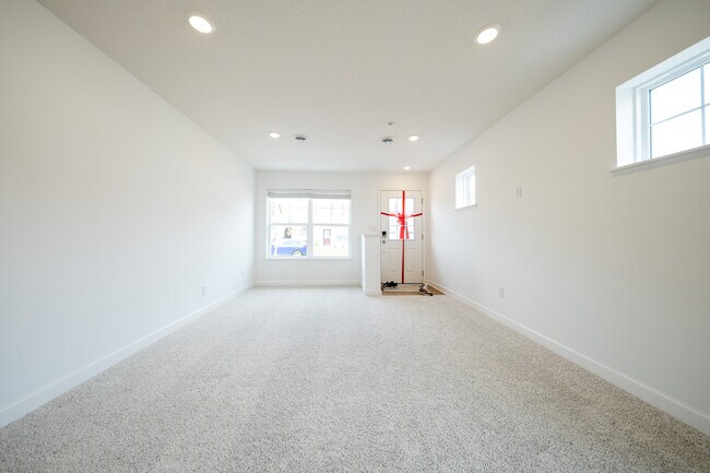Building Photo - 15004 Ahena Curv