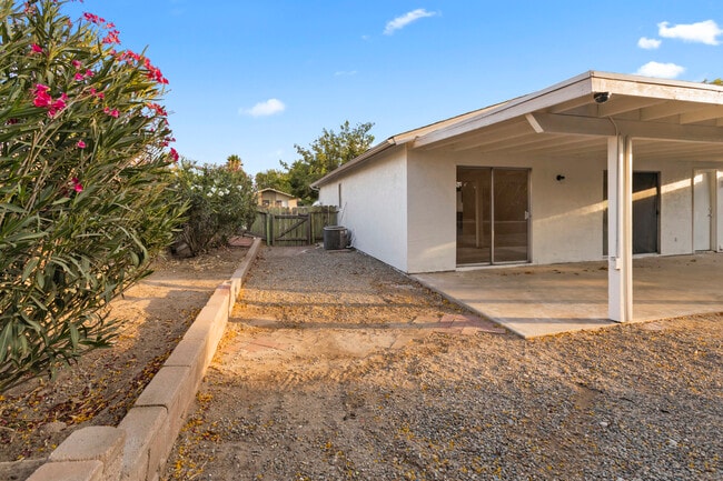 Building Photo - 1992 W Oakland Ave