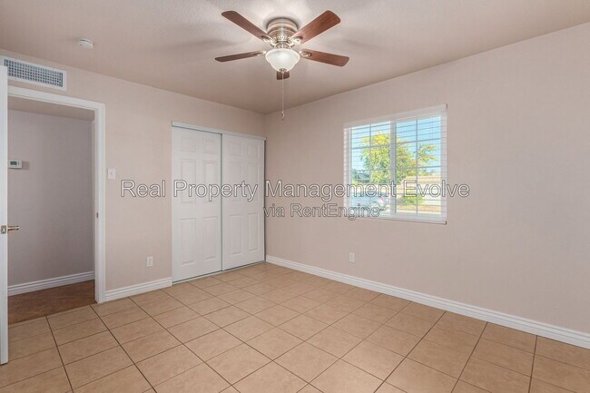 Building Photo - 5438 S 46th Pl