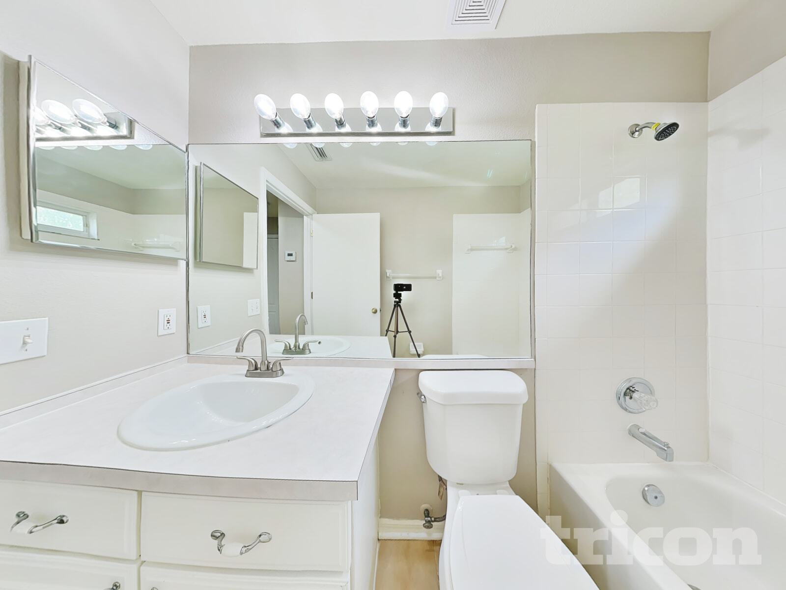 Building Photo - 233 Lakeway Ln