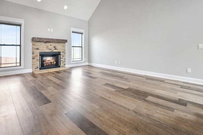 Building Photo - Pet Friendly Three Bedroom with Bonus!