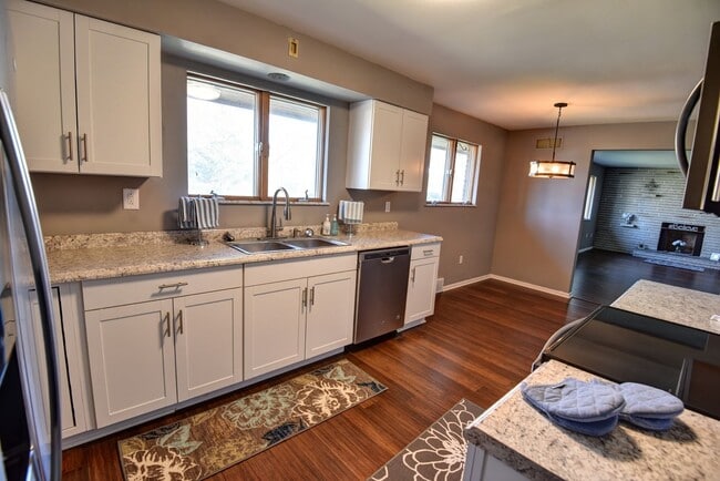 Building Photo - 2 Bed 3 Bath Single Family Home For Rent i...
