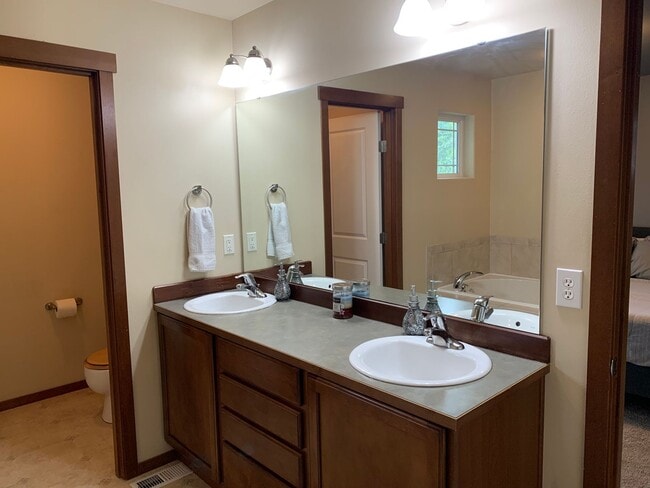 Building Photo - House for RENT:  Lynnwood/Brier 3 br - 2.5 bath  Dogs OK