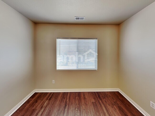 Building Photo - 858 N Wooden Ln