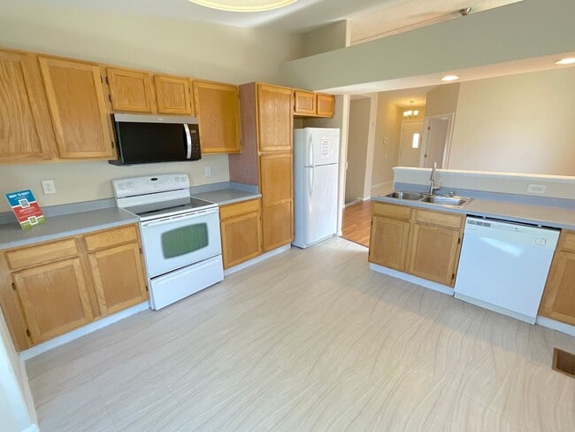 Building Photo - 4 Bedroom Townhome Available Near S Academy Blvd & E Fountain Blvd!