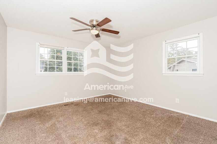 Building Photo - 404 Laurie Ln