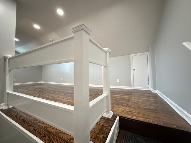 Building Photo - MPG387-389