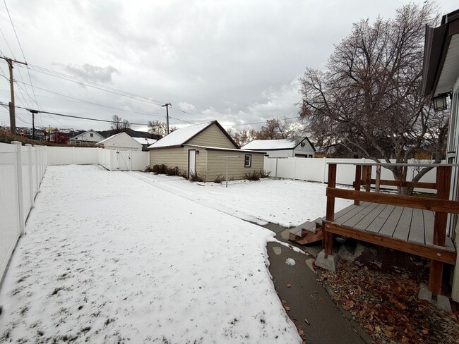 Building Photo - 3 Bed 1 Bath Single Family Home W/ Fully Fenced Yard and Garage!
