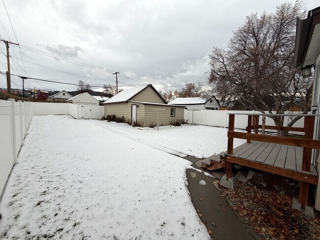 Building Photo - Charming 3 Bed 1 Bath Single Family Home W/ Fully Fenced Yard and Garage!
