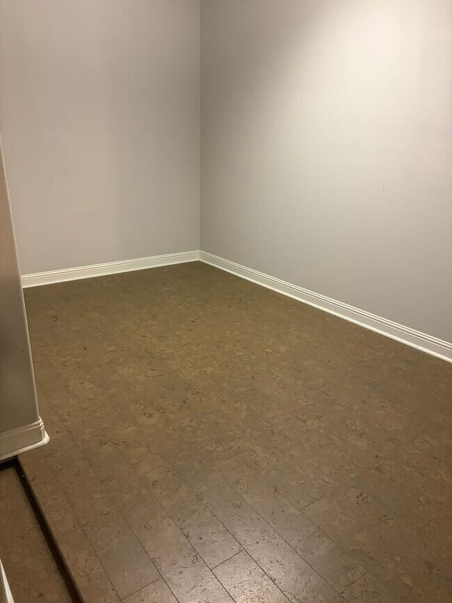 Building Photo - Beautiful Pavilions Condo!