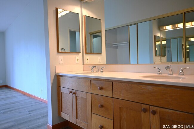 Building Photo - 8880 Villa La Jolla Dr