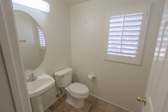 Building Photo - Beautiful 3-Bedroom Corner-Lot Condo in the Palisades of Stevenson Ranch!