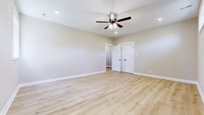 Building Photo - 529 Foxglove Ln