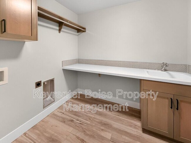 Building Photo - 6234 N Holly Spgs Ln