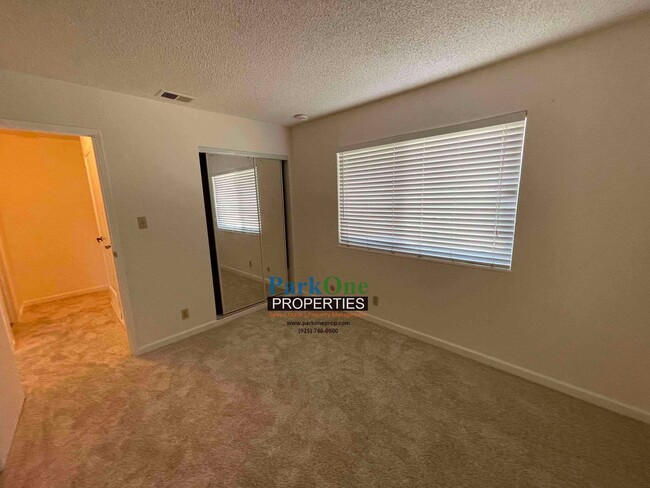 Building Photo - Great 2 bed 1 Bath Condo in Concord Availa...