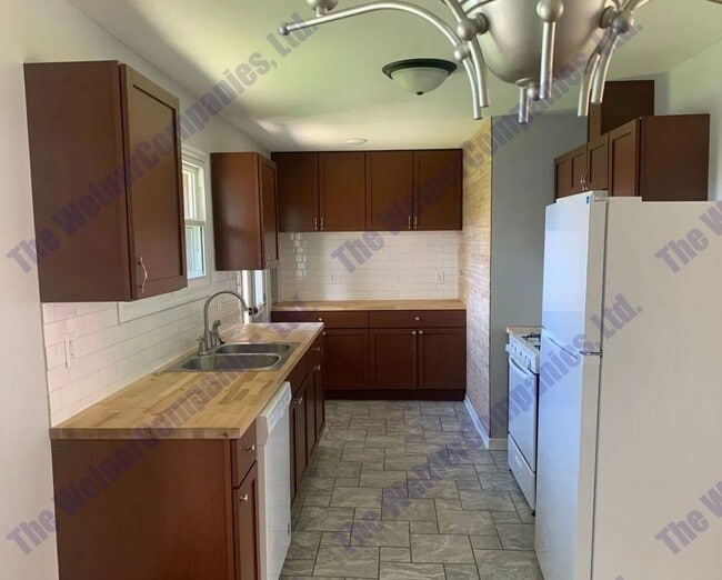 Building Photo - 3-Bedroom/1-Bathroom Home – Available August!