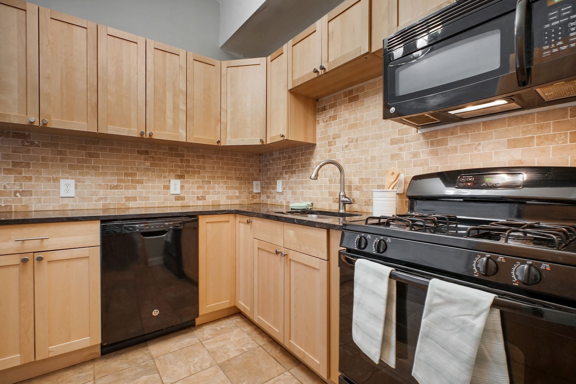 Gas range - 724 5th St NE