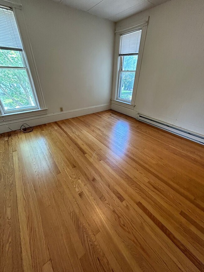 Building Photo - 2 Bedroom 1 Bathroom Apartment