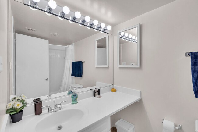 Building Photo - 2231 Crystal Dr