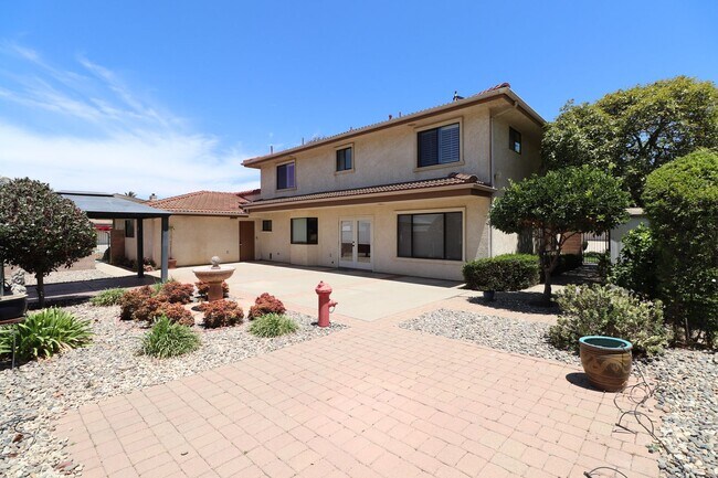 Building Photo - Beautiful Executive Home on the Golf Course