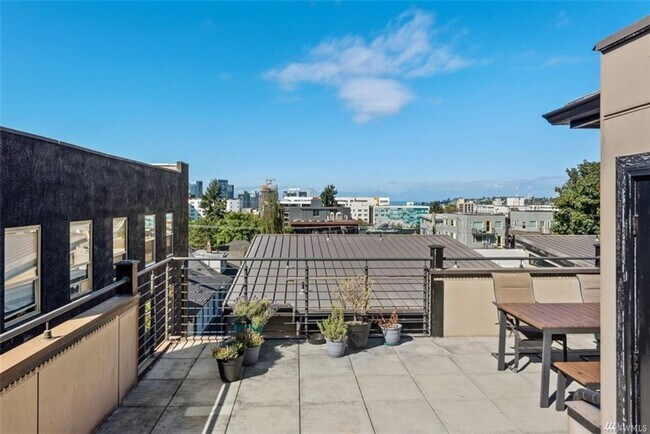 Building Photo - 2Bd/1.75Ba Seattle Townhouse