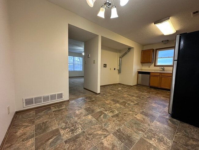 Building Photo - 926 W Belmont-