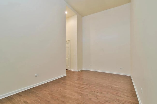 Building Photo - 1761 W Augusta Blvd