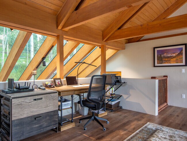 Building Photo - 215 Maple Ridge Ln