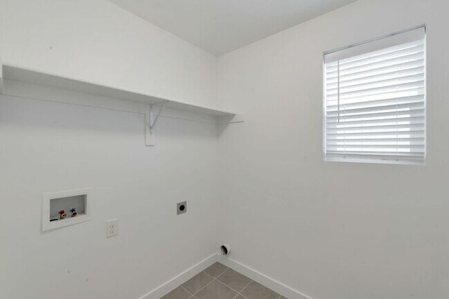 Building Photo - Like New Chic, Modern Spotless w 2 car attached