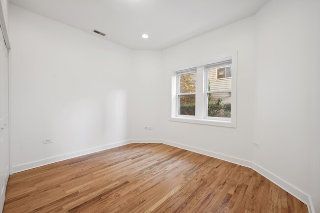 Building Photo - 1432 N Maplewood Ave