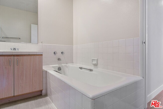 Building Photo - 5350 White Oak Ave