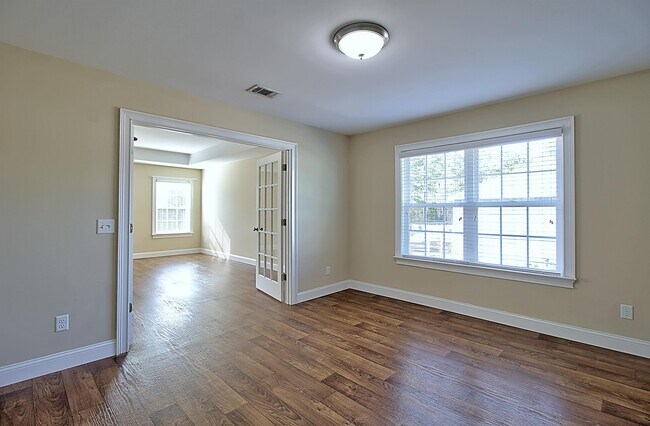 Building Photo - 41 E Clay St